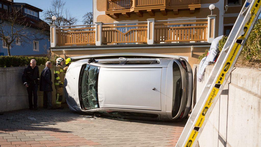 Auto stürzt von Grageneinfahrt