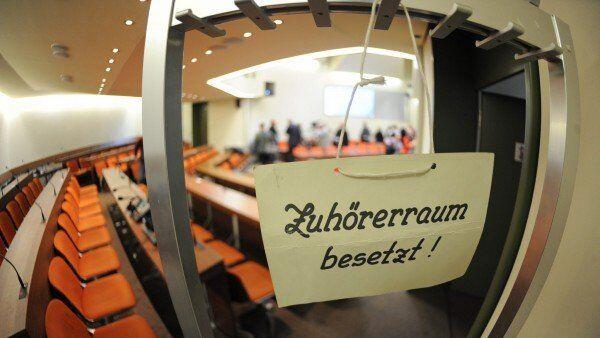 Presseplätze im zweiten Anlauf per Losverfahren vergeben worden.