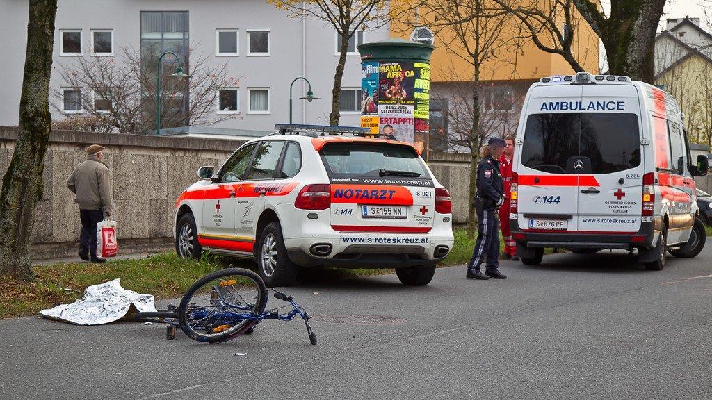 Fahrradfahrer kollidiert mit Pkw in der Stadt Salzburg: Schwer verletzt
