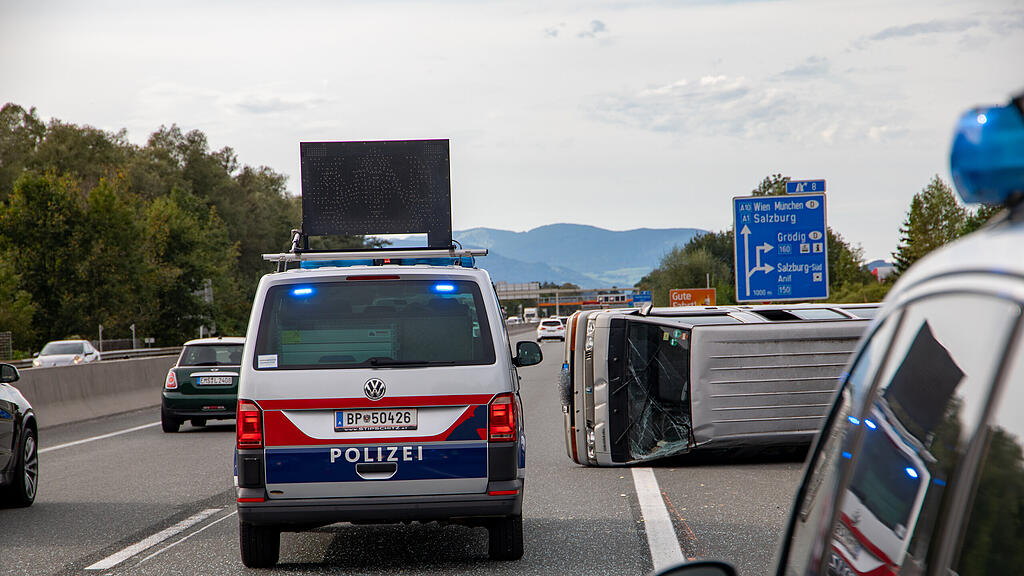 Verkehrsunfall A10 Puch: Kleinbus umgestürzt