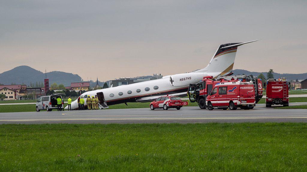 Salzburg Airport: Flugzeugfahrwerk knickt nach Rücklandung ein