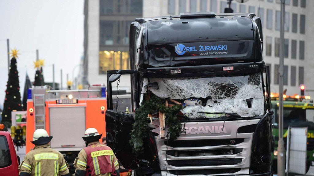 Lkw rast in Weihnachtsmarkt: Spurensicherung