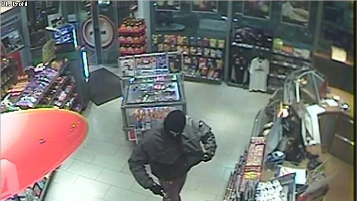 Überfall auf Tankstelle in Innsbrucker Bundesstraße: Bilder der Überwachungskamera