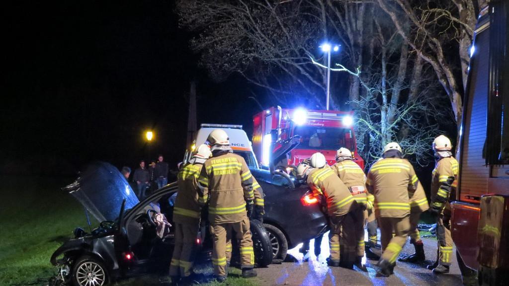 Auto knallt in Bramberg gegen Baum