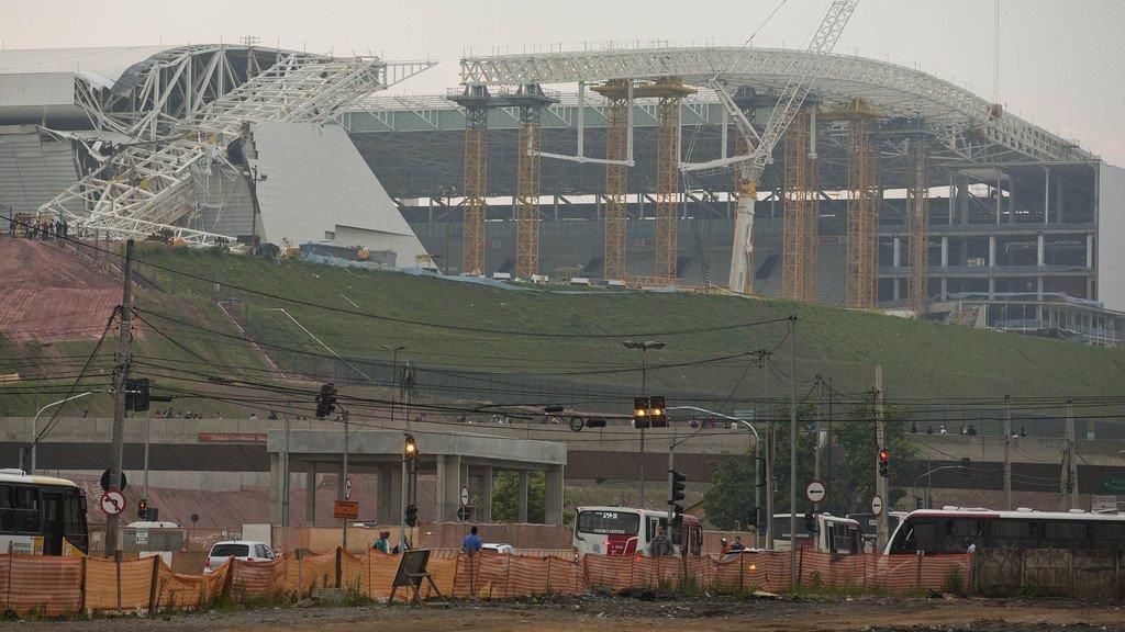 Brasilien: Kran stürzt auf WM-Stadion