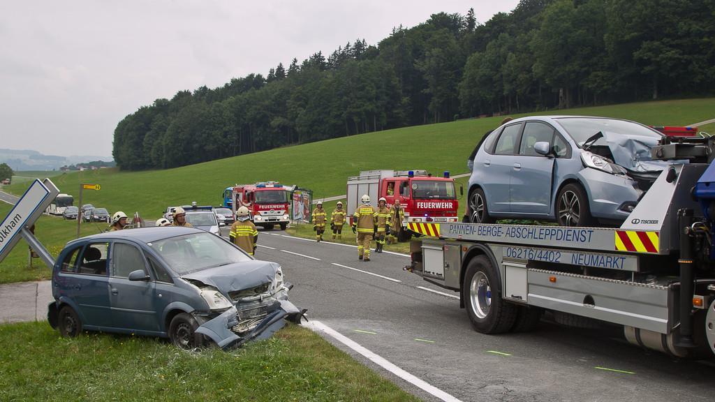 L206: Vier Verletzte nach Frontalcrash