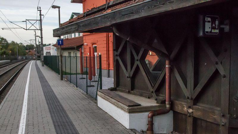 Einjährige stirbt nach Unfall am Bahnhof Puch im Spital