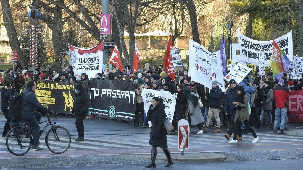 Demonstration gegen neue ÖVP/FPÖ-Regierung in Wien