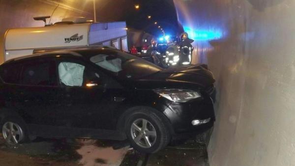 19-Jähriger überholte Auto rechts und touchierte Wohnwagengespann