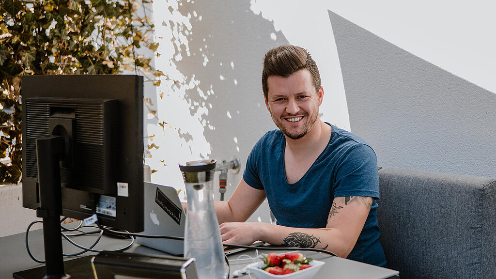 Aleks, Home Office