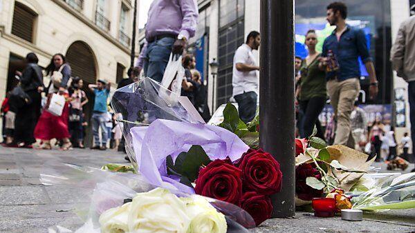 Blumen am ort der Tat in Paris