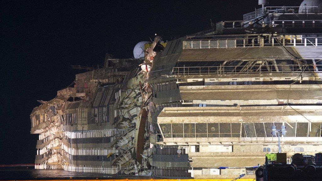 Wrack der Costa Concordia ist aufgerichtet