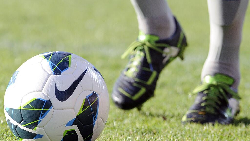 Experten und Fans streiten über eine n Videobeweis beim Fußball.