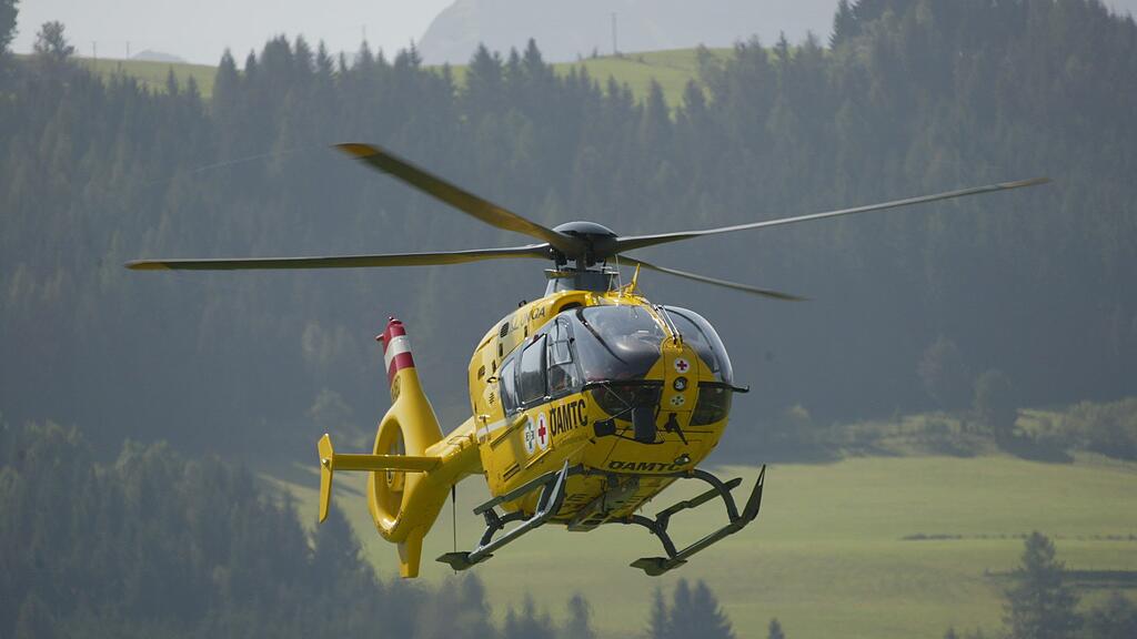 Der Mann wurde Hubschrauber aus dem Wald geborgen.