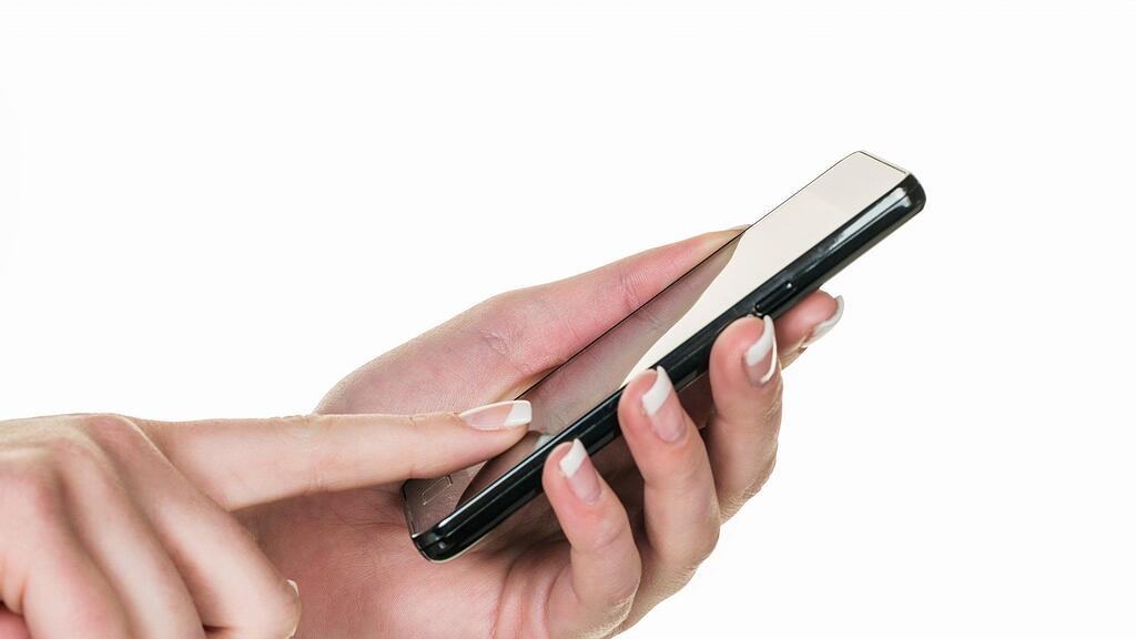 Der Mann wollte das Handy aus der Hosentasche nehmen und verriss dabei sein Fahrzeug.