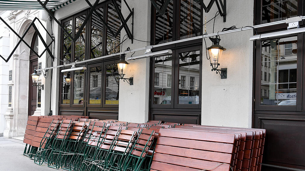 Gartenmöbel vor einem geschlossenen Restaurant
