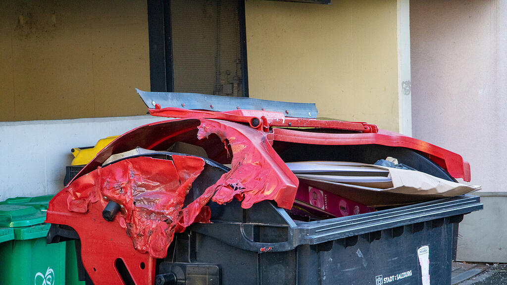 Mülleimer gesprengt und Altpapiercontainer in Brand gesetzt