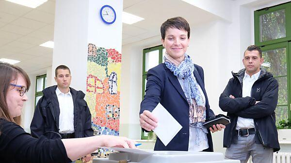 AfD-Chefin Frauke Petry bei der Stimmabgabe