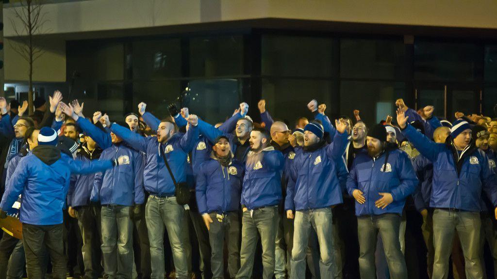 Schalke-Fanmarsch in Salzburg: Anhänger geraten in Rage