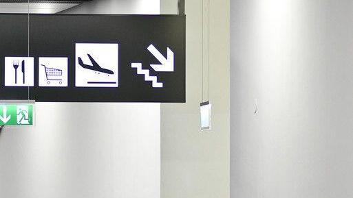 Passagiere warten nach technischen Problemen am Flughafen Wien