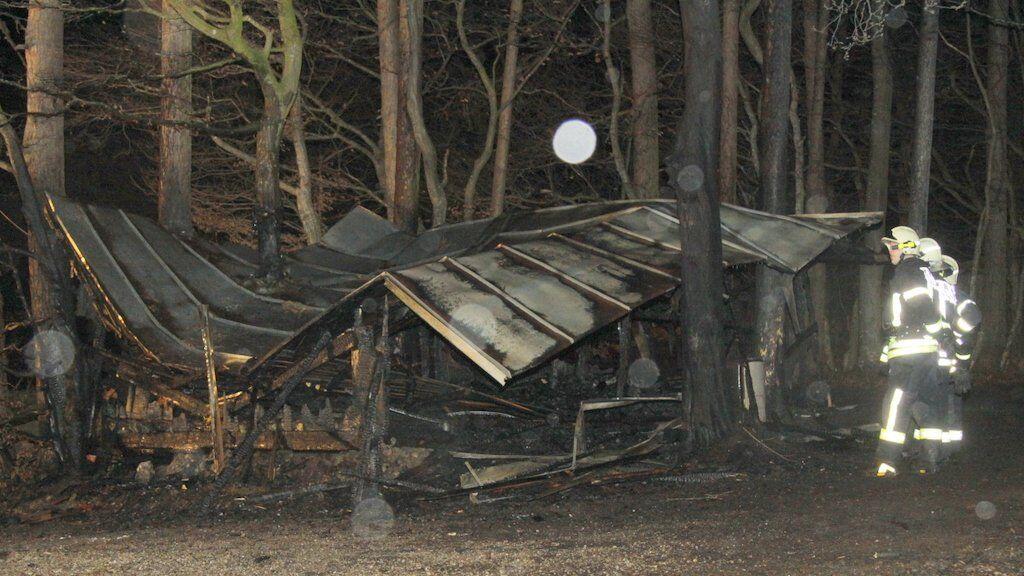 Die Holzhütte brannte völlig ab.