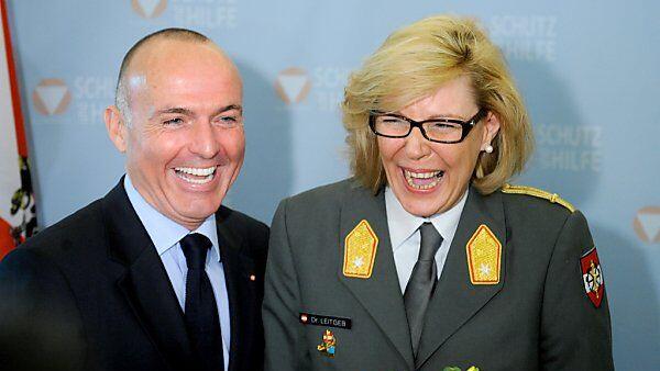 Minister Klug und Brigadier Andrea Leitgeb