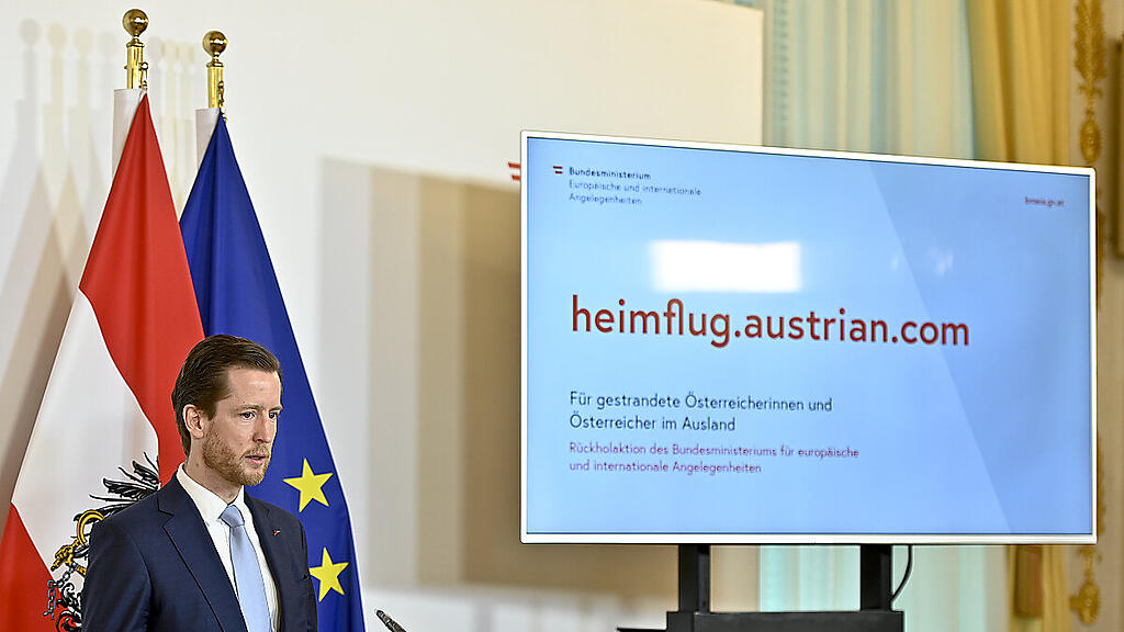 Auf https://heimflug.austrian.com/ kann man sich für Notflüge anmelden