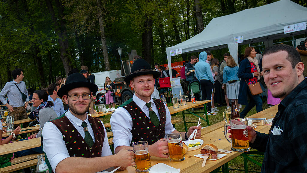 Maibaumaufstellen in Aigen