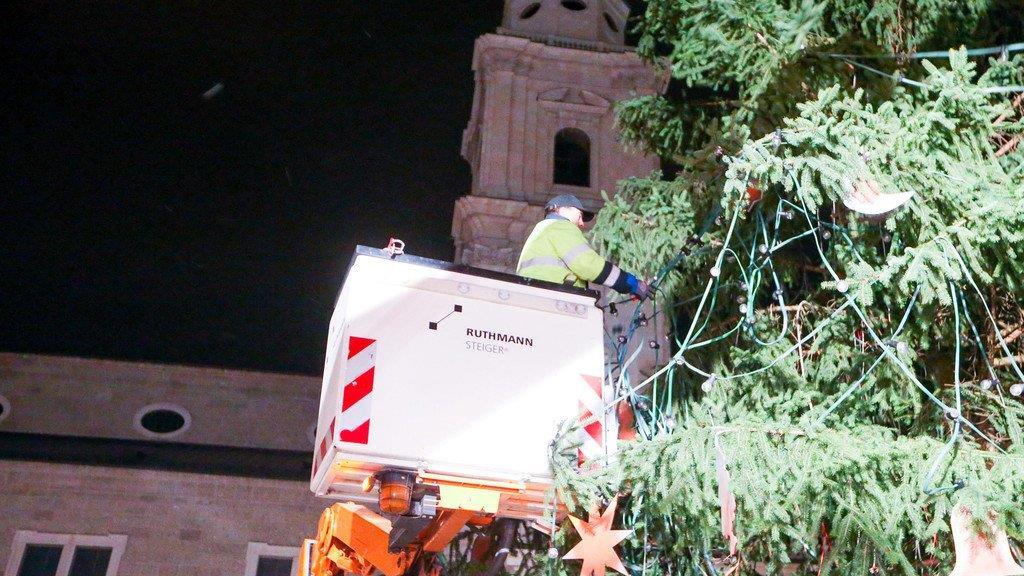 Windböe fällt Christbaum