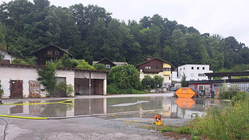 Überflutungen auf Firmengelände