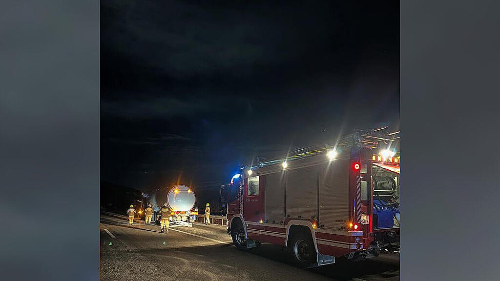Pkw kracht gegen Tankwagen auf A10