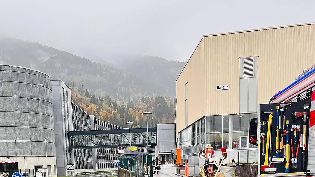 Diesel-Austritt in Bischofener Liebherr-Werk hält Feuerwehr auf Trab
