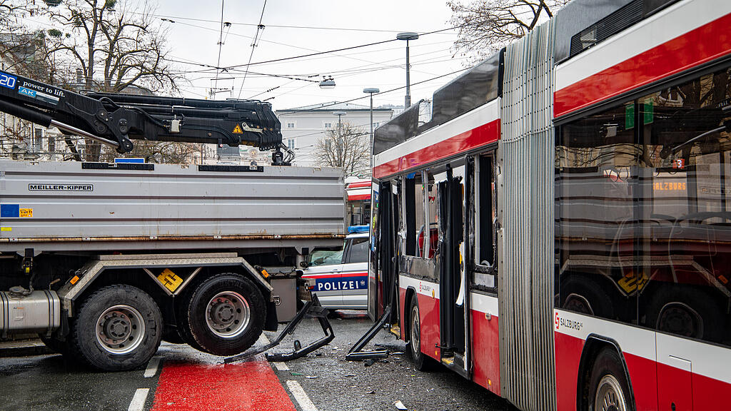 Unfall Mirabellplatz Bus gegen Lkw