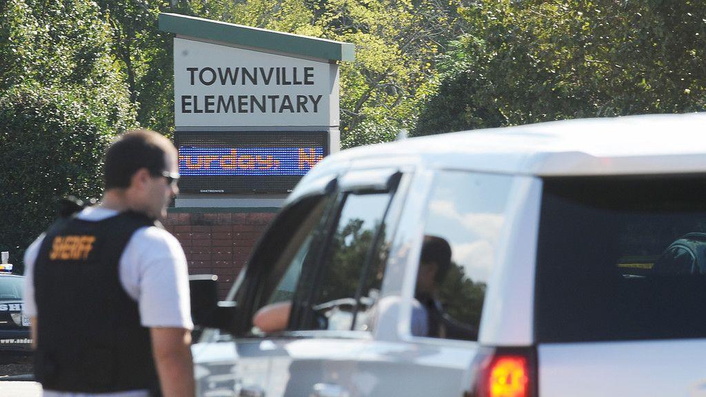 Jugendlicher schießt an US-Schule um sich