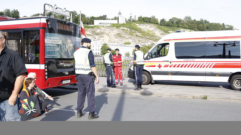 Klebe-Blockade auf Staatsbrücke