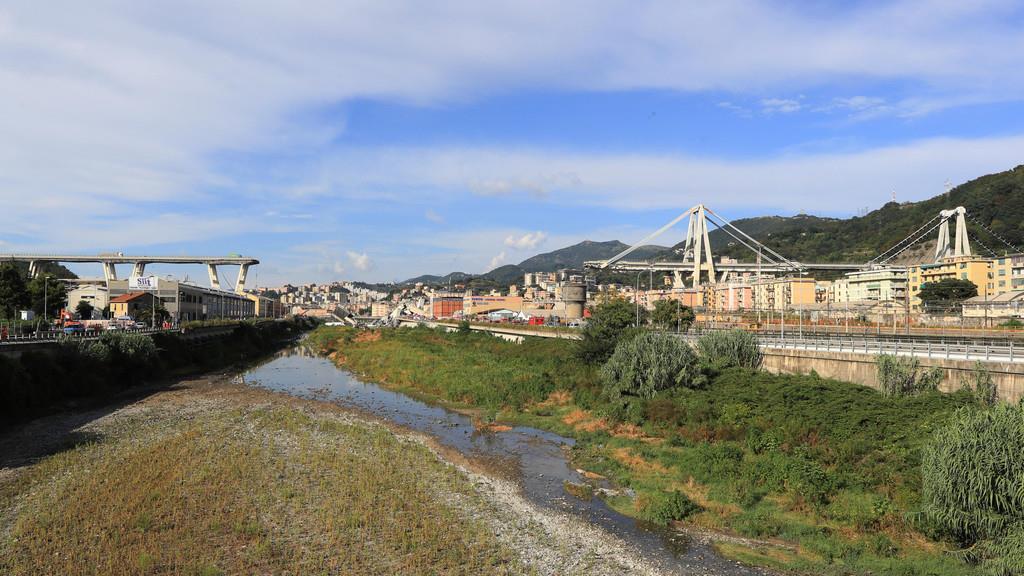 Autobahnbr\u00fccke st\u00fcrzt in Genua ein II