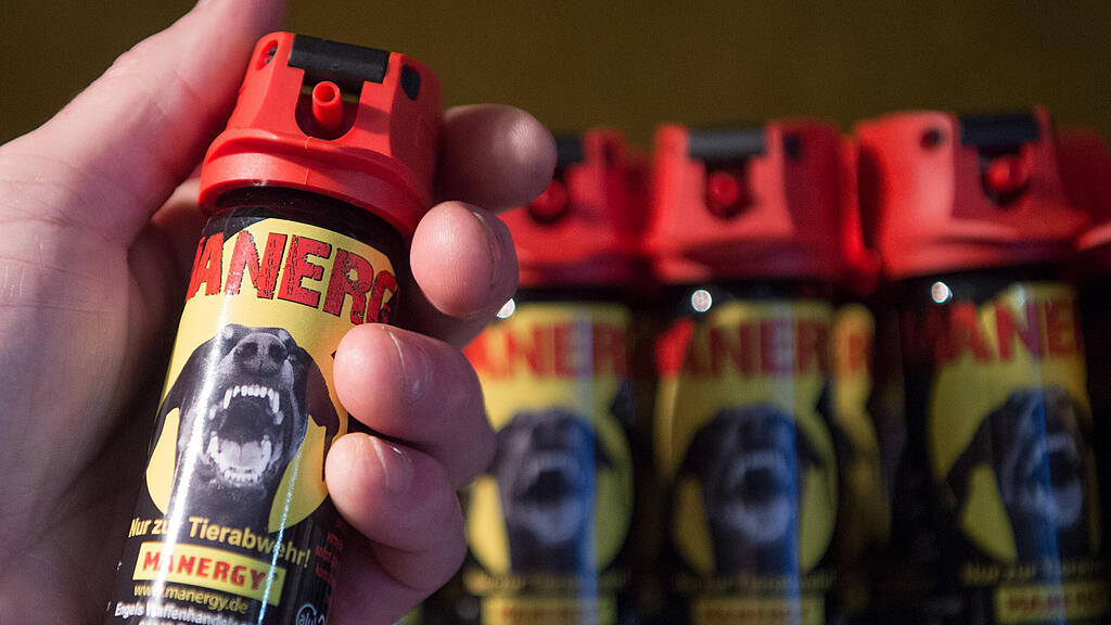 Der 19-Jährige soll auch einen Pfefferspray eingesetzt haben. (Symbolbild)