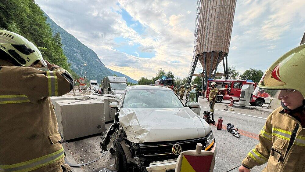 Pkw kracht gegen Portal von Ofenauer Tunnel