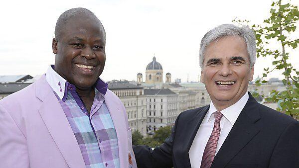 Faymann mit Olympia-Boxer Biko Botowamungu