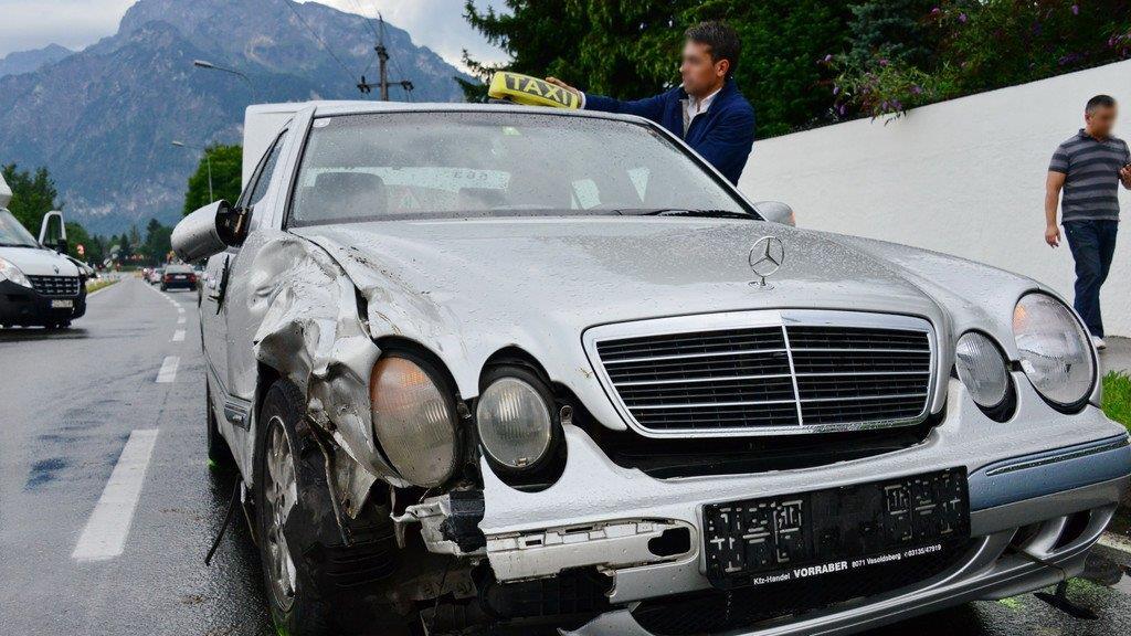 Anif: Lkw kracht in Taxi