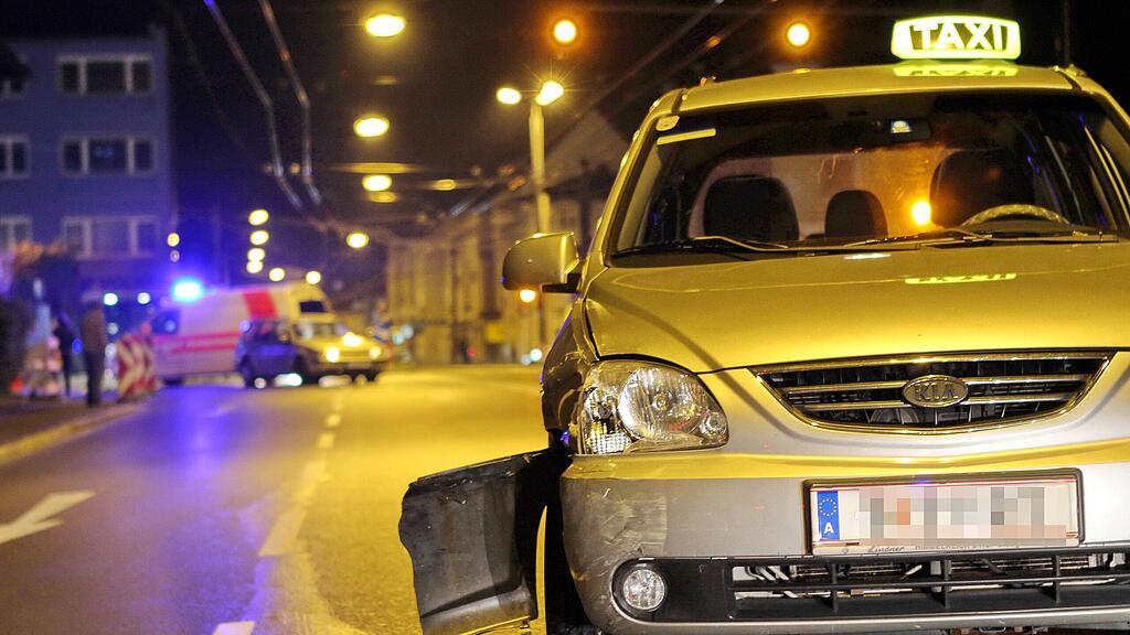 Der Taxifahrer wurde mit Verletzungen unbestimmten Grades ins Spital gebracht.