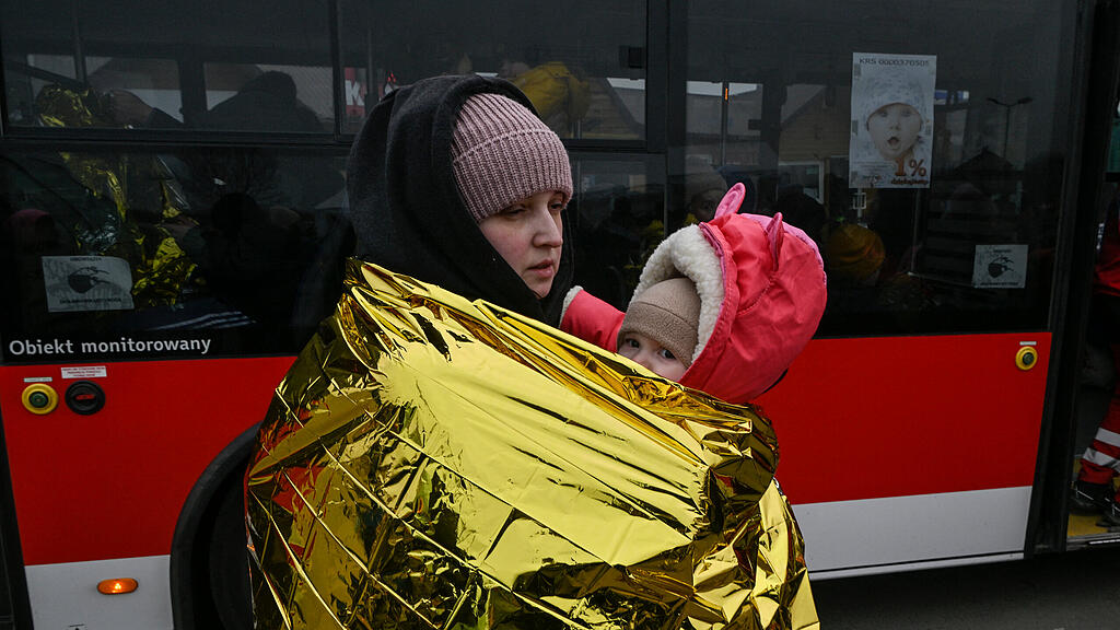 Ukraine-Krieg, Tag 12: Flüchtlinge kommen in Polen an