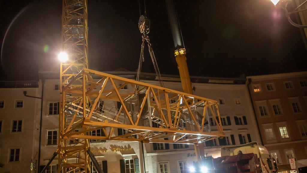 Goldener Hirsch: Spezialkran errichtet