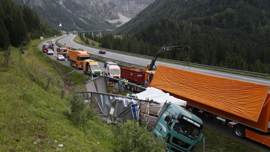 Lkw-Bergung auf A10