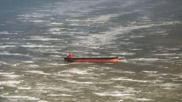 Der Frachter "Glory Amsterdam" in der Bucht vor Langeoog