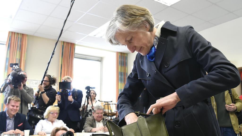Kandidaten geben ihre Stimme ab