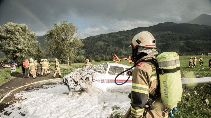 Die Feuerwehr konnte das Flugzeug rasch löschen.