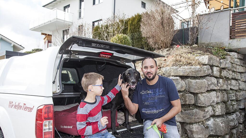 Die Familie verabschiedet sich von ihrem geliebten Hund - aber nicht für immer.