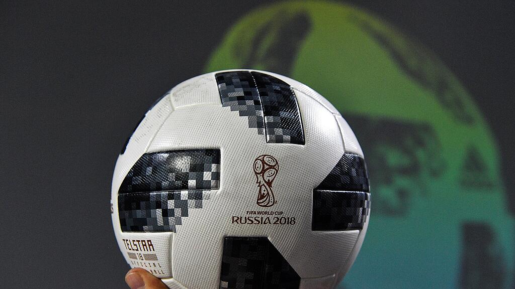 Der Ball fürs Eröffnungsspiel unternimmt eine Reise ins All.