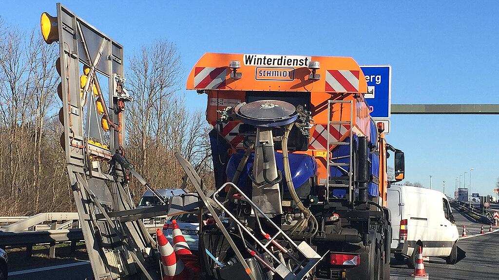 Der Mann krachte mit seinen Wagen in einen Anhänger der Autobahnmeisterei.